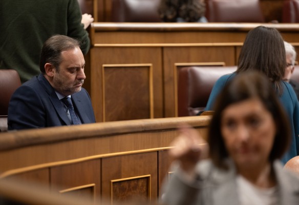 Ábalos distingue entre sus contratos y los de Armengol, en los que ve un 