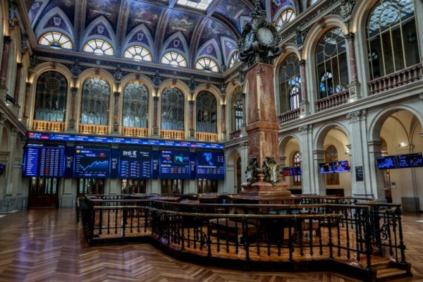 El Ibex 35 se desmarca de Europa y cae un 0,76% en febrero, pero mantiene los 10.000 puntos