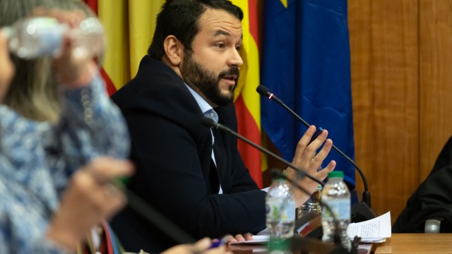 El PP deja solo a Vox en la defensa de Montoya pero evita su reprobación como pedía la oposición de Orihuela