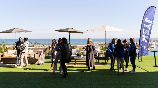 Jysk presenta su colección de jardín en un evento junto al mar por su 15 aniversario 