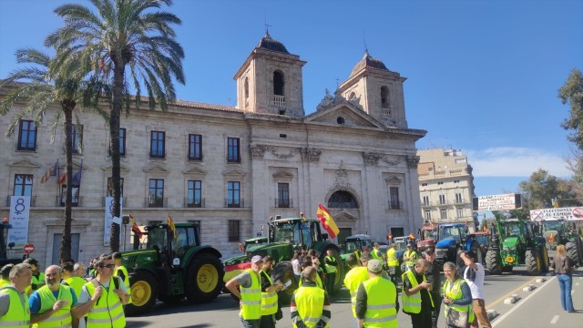 Una tractorada de agricultores de Requena-Utiel protesta ante Delegación de Gobierno