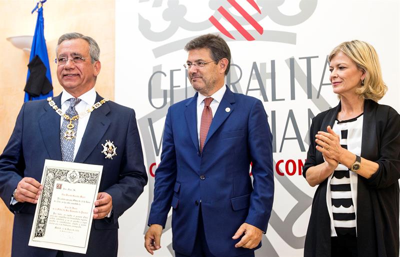 Rafael Catalá condecora al presidente del Consell Juridic
