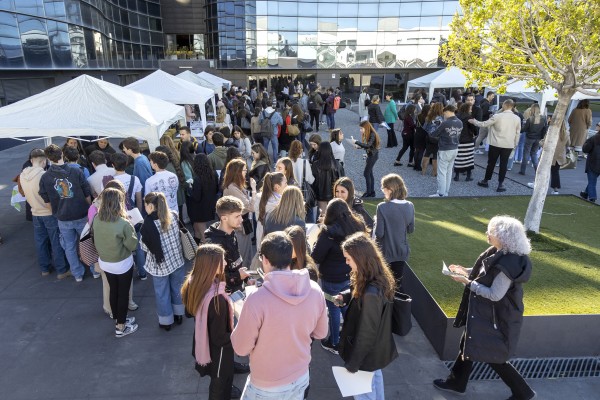 El CEU Castellón reúne en una jornada a pacientes con enfermedades raras y futuros sanitarios