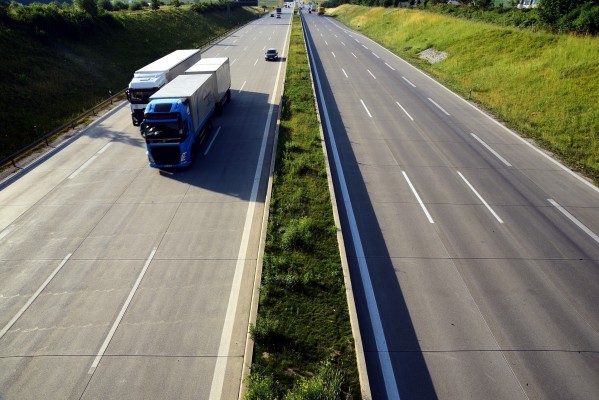 Transportistas cargan contra los agricultores por los cortes de vías y piden medidas al Gobierno