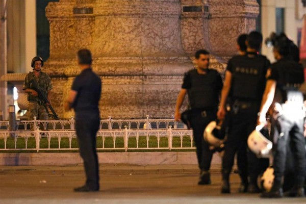 El fallido golpe en Turquía deja 265 muertos, entre ellos decenas de civiles y cien golpistas