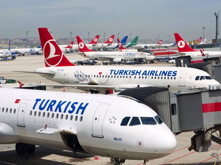 La aerolínea Turkish Airlines reanuda sus vuelos en el aeropuerto de Estambul