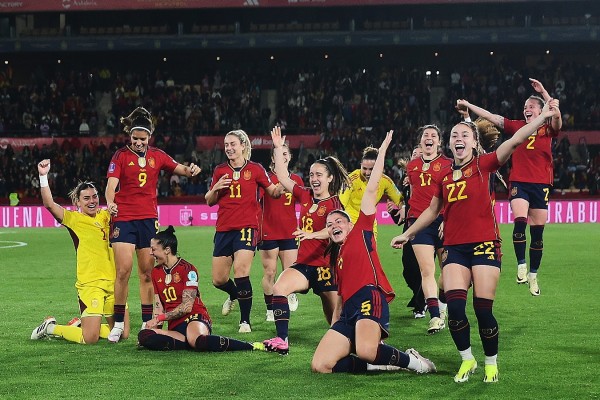 Redondo, Fiamma y Méndez dedican la Liga de Naciones a los afectados de Campanar
