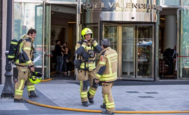 Desalojan de forma preventiva a 200 clientes de un hotel de Valencia por un incendio