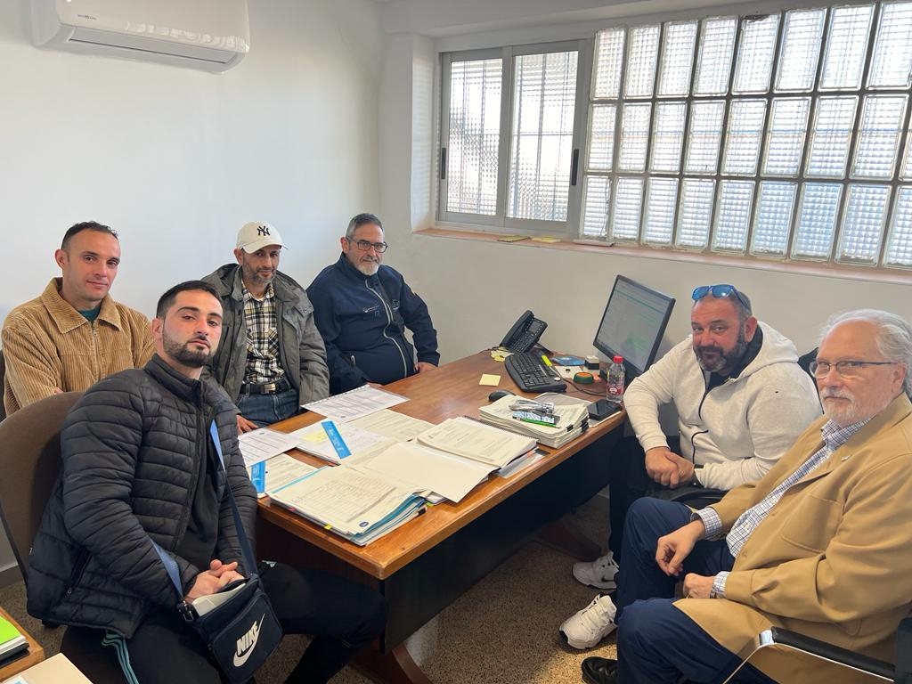 El Consell ofrece ayuda a los pescadores que naufragaron en Castelló tras un incendio