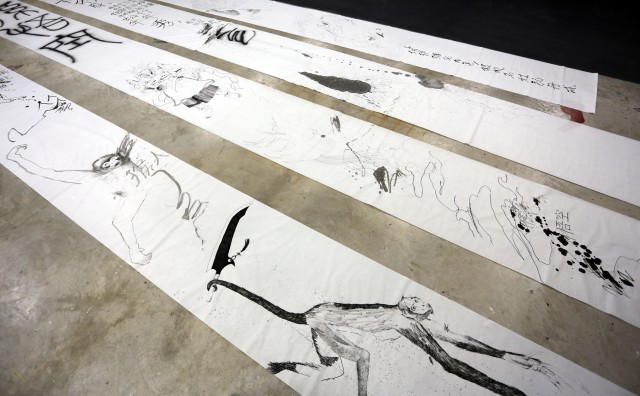 Un alicantino 'intruso' en Madrid: Javi Moreno y su catarata de 60 metros de papel y tinta 
