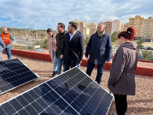 El Ayuntamiento de Elche instala más de 750 placas solares en cubiertas de colegios