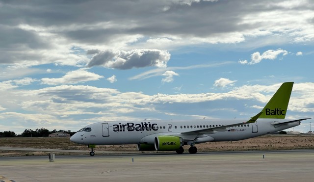 El aeropuerto de Alicante-Elche inicia una nueva ruta a Riga con dos conexiones semanales
