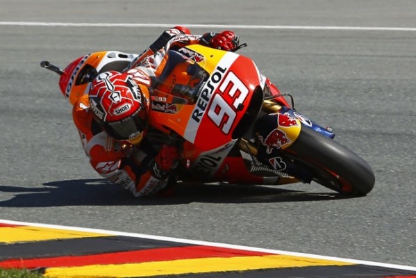 Márquez gana con la pizarra y es más líder del Mundial