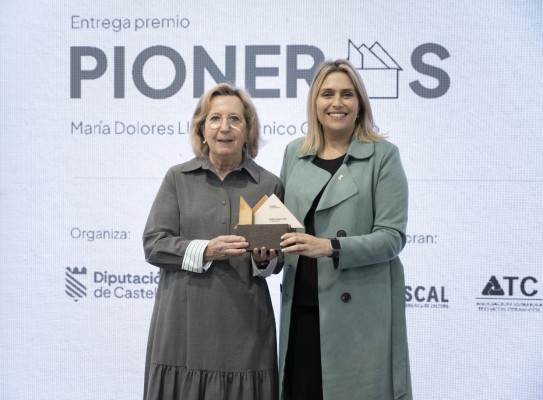 La Diputación distingue a la técnica María Dolores Llanes y homenajea al periodista Daniel Llorens