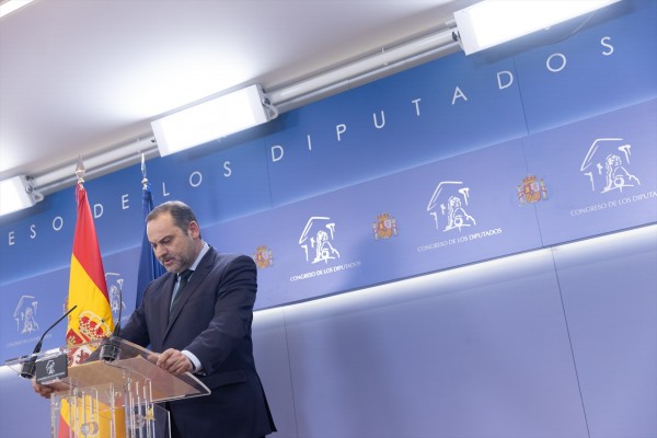 Diputados del PSOE piensan que Ábalos mantiene el escaño en el Congreso para seguir aforado