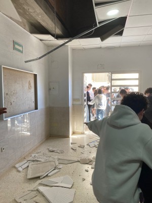 Denuncian el derrumbe del techo del pasillo del IES Ricardo Ortega de Fuente Álamo, que causa el pánico entre los estudiantes del centro