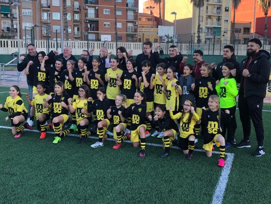 El equipo directivo de MSC acompaña al Club Atlético Nazaret en la presentación de primer equipo femenino de fútbol