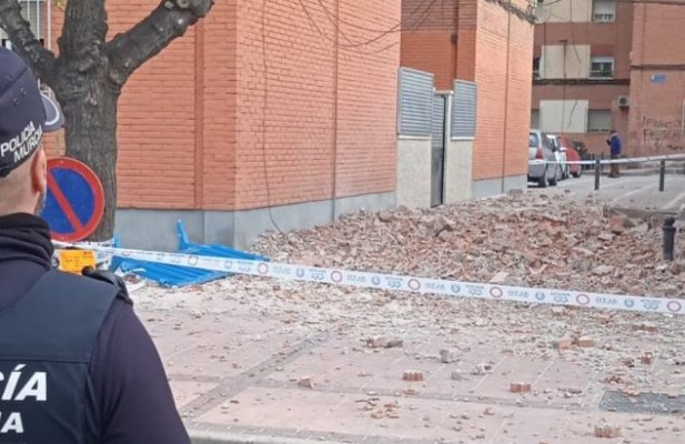 El viento derriba parte de la fachada de un edificio en el barrio de La Fama de Murcia