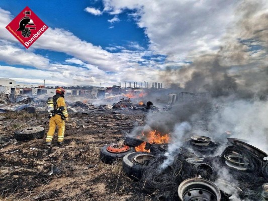 Herido un hombre en el incendio de un desguace en Benejúzar