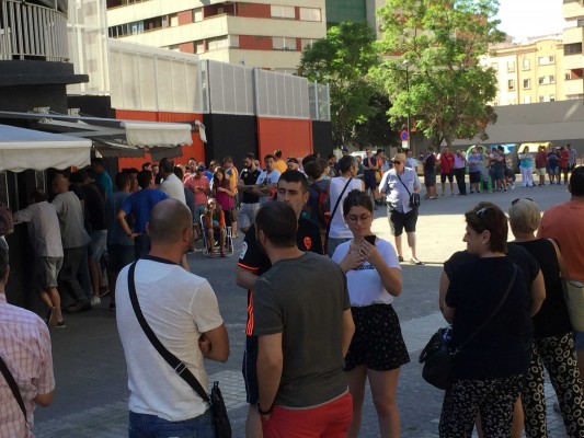 Largas colas en Mestalla para los cambios de asientos en el abono