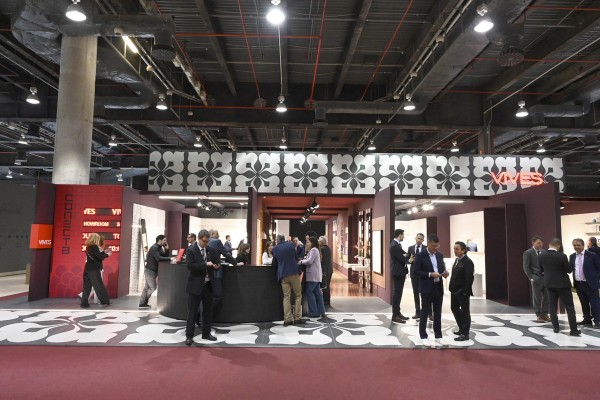 Vives Azulejos recibe el primer premio al mejor 'stand' de Cevisama 2024