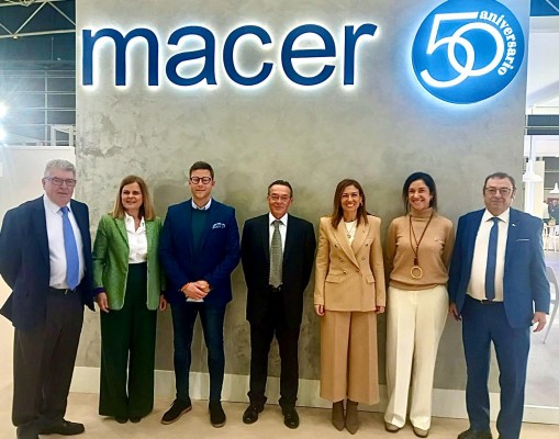 Tormo destaca en Cevisama el potencial industrial d'Almassora per a atraure inversions ceràmiques