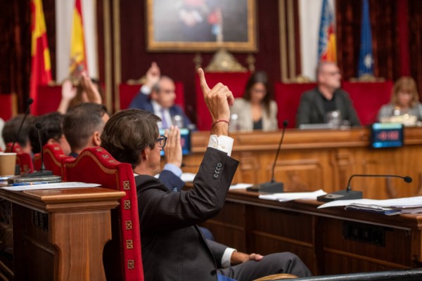 PSOE y Compromís tiran en Elche de 'clásicos': inversiones y denuncias; PP y Vox, primeras grietas 
