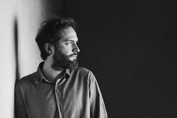 Jorge Vicedo  ensenya en un taller com crear poemes a partir de fotografies