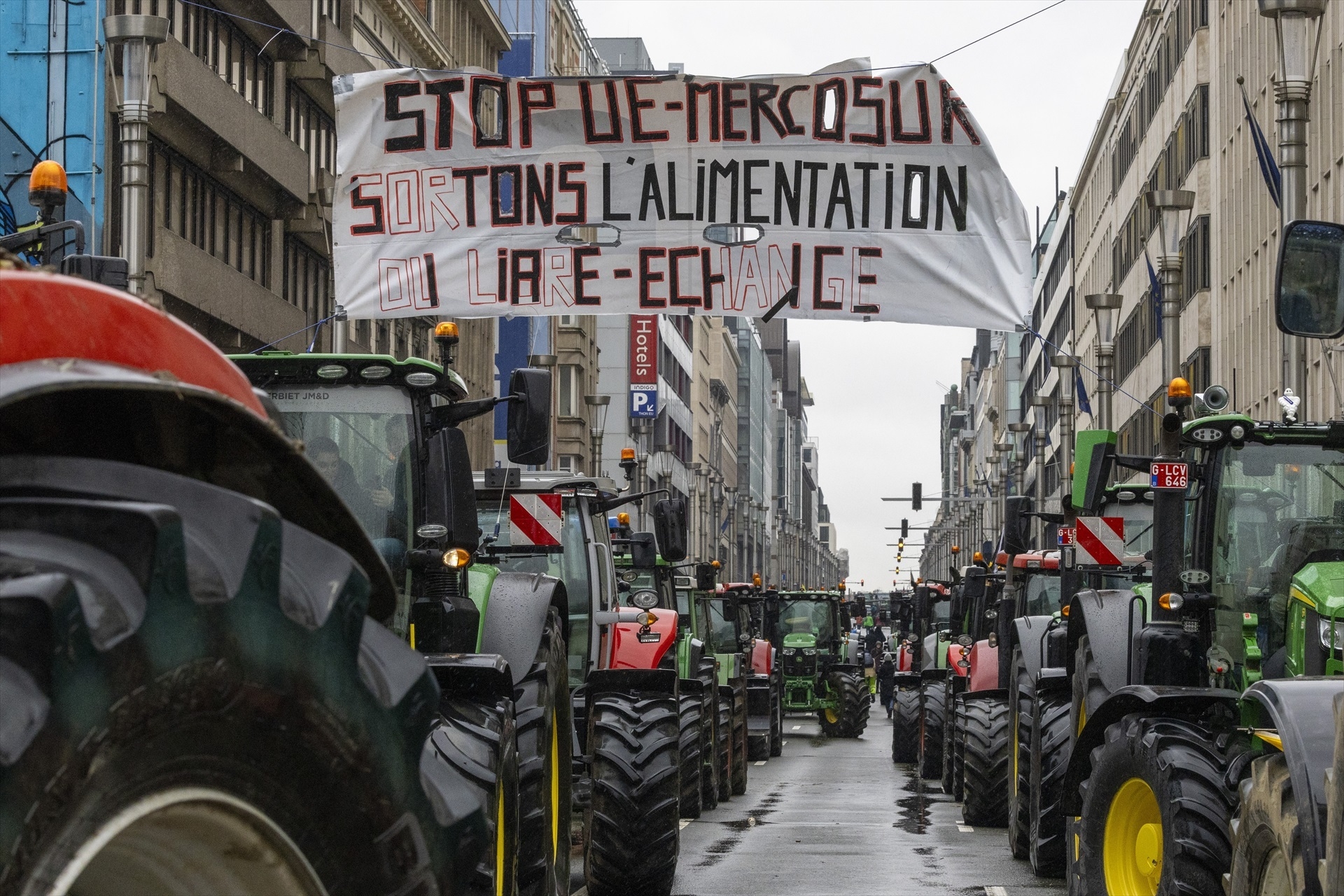 Agricultores bloquean con 900 tractores el barrio europeo de Bruselas para reclamar más ayudas