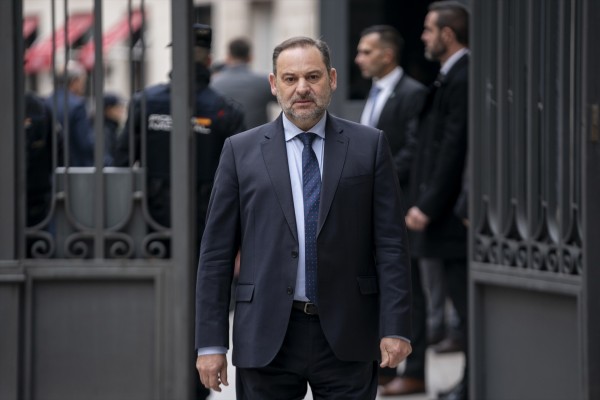 Ábalos dimite como presidente de la Comisión de Interior pero mantiene el acta de diputado