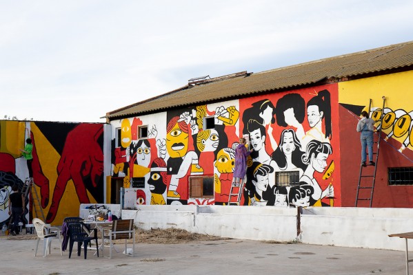 Un mural colectivo en L'Albufera rinde homenaje a los trabajadores del arte

