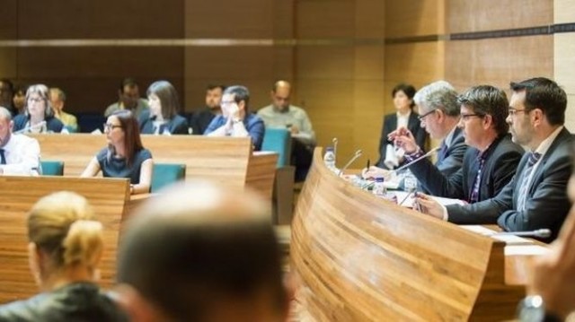 La Diputación aprueba por unanimidad la revocación de las distinciones franquistas