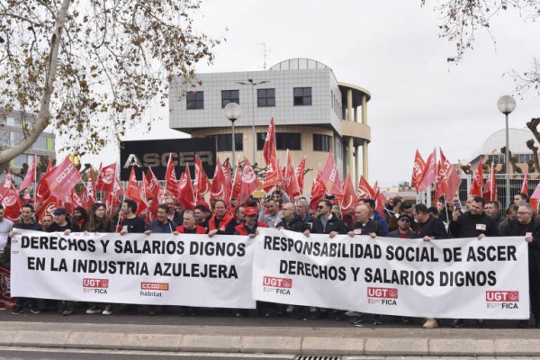 Los sindicatos escenifican en Cevisama su protesta por el bloqueo del convenio del azulejo