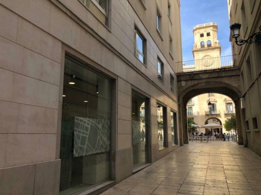 Alicante entrega a la Policía dos expedientes en la investigación sobre el arquitecto detenido