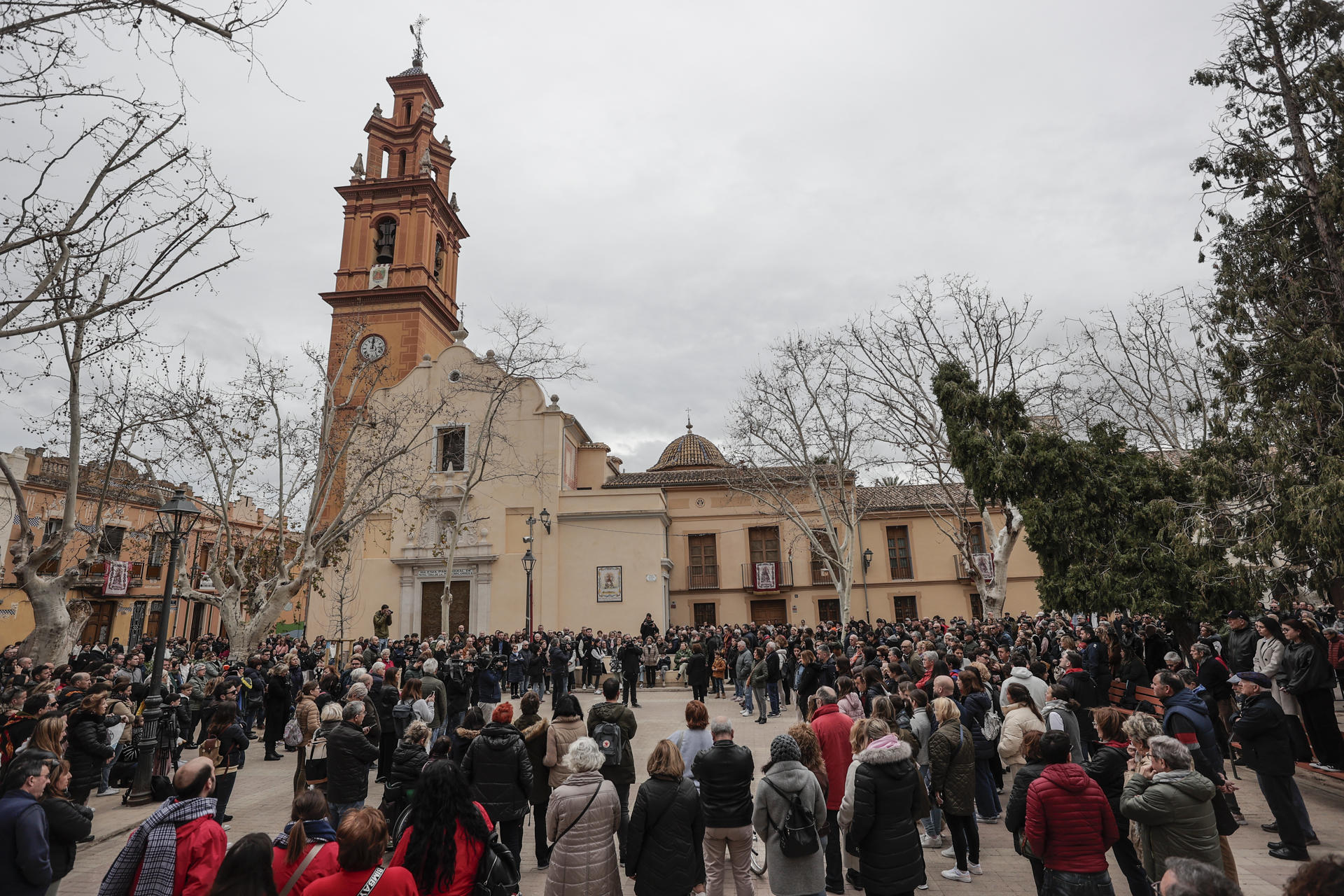 Vecinos de Campanar homenajean a los muertos con un minuto de silencio: 