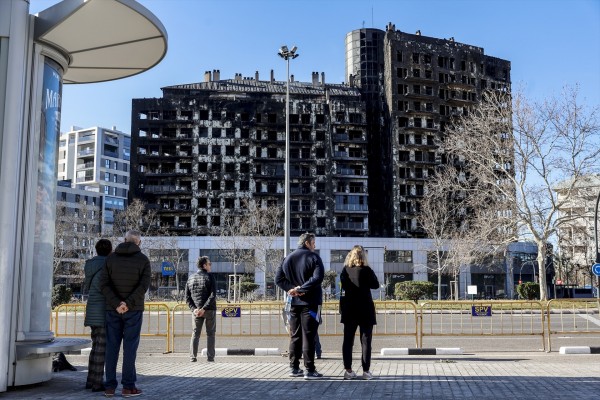 El incendio en Campanar deja ya diez muertos en una València en silencio ante la tragedia