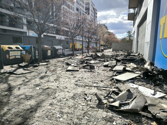 Los vecinos empiezan a retirar sus vehículos del garaje del edificio incendiado
