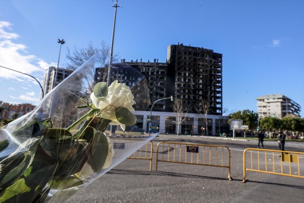 València cierra su tercer día de luto por el incendio que deja 10 muertos 