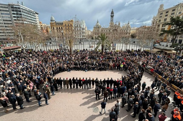 València enmudece para recordar a las víctimas de Campanar entre lágrimas, abrazos y 
