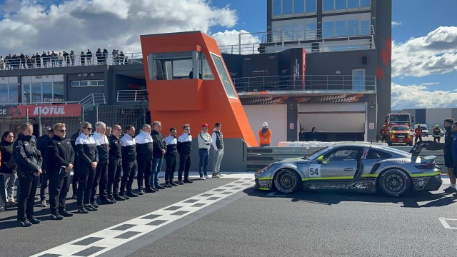 
Solemne minuto de silencio en el Circuit antes del Porsche Sprint Challenge 