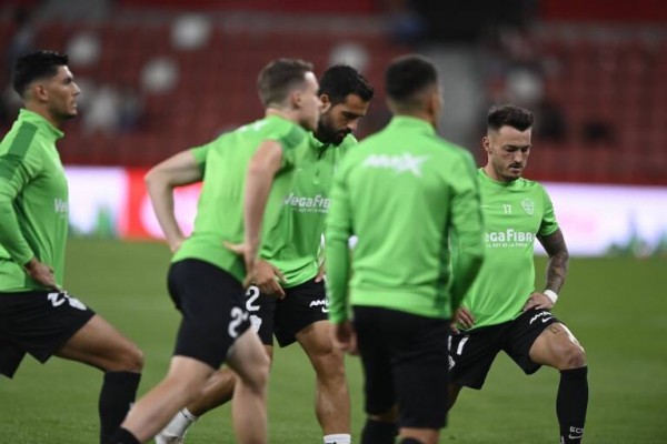 El Elche que quiere salir de su atasco a costa de la espectacular racha del Efesé
