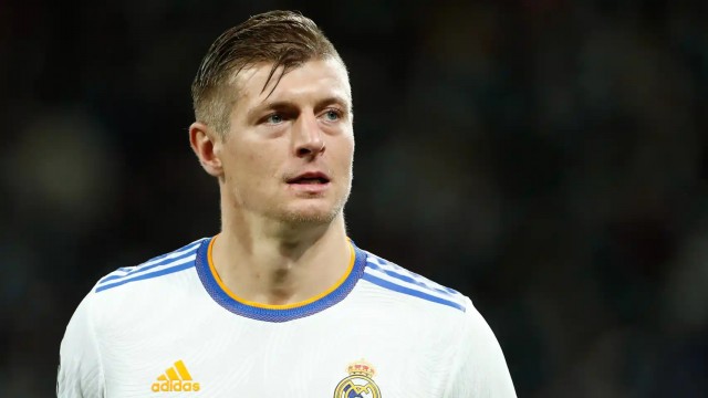 Ancelotti ve a Kroos cerca de seguir y toma distancia en la decisión de Modric

