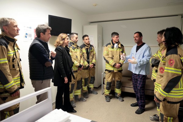 Dan de alta a uno de los dos bomberos heridos en el incendio que estaban hospitalizados