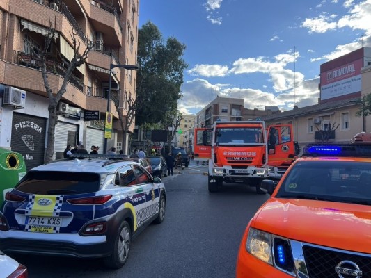 Controlado el incendio en una vivienda de Mislata que ha obligado al desalojo de la finca
