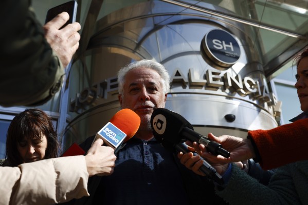 Hablar con el seguro, tramitar el DNI o solicitar un piso, primeros pasos de los afectados