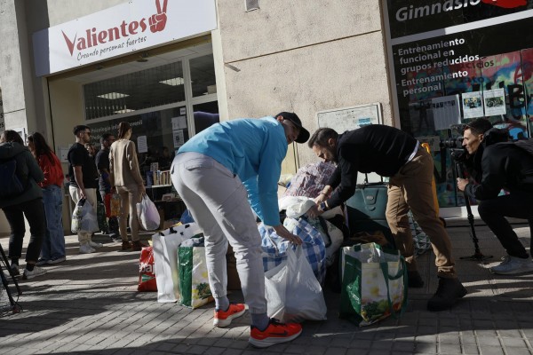 Un aluvión de alimentos, ropa y juguetes desborda la ayuda a los vecinos damnificados