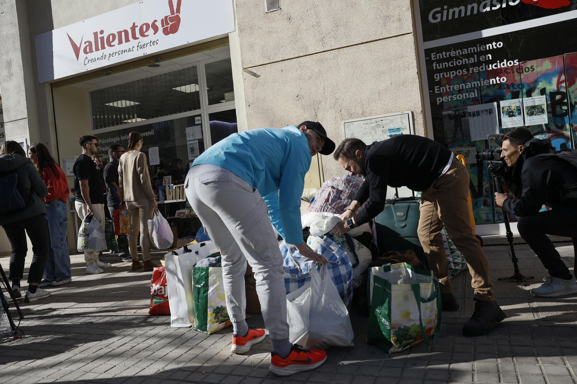 Personas se han acercado a dejar ropa, mantas y calzado para los vecinos afectados. Foto: EFE/BIEL ALIÑO - 