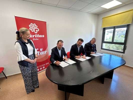 Elche cede la parcela a Cáritas para el Centro de Baja Exigencia para personas sin hogar