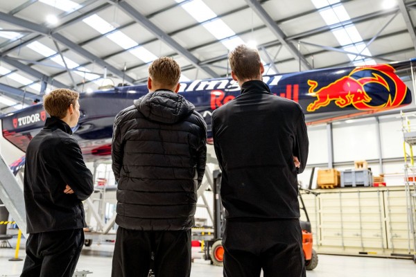 El Role amarra en la nueva base del Alinghi Red Bull