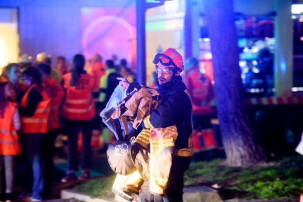Bomberos, policía científica y forenses trabajan en el incendio de Campanar